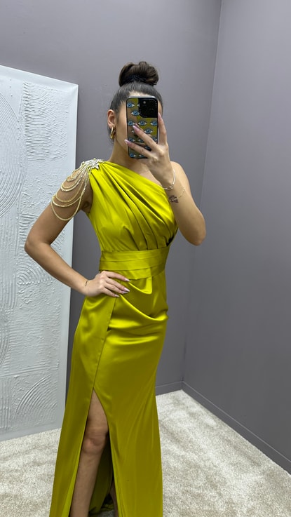 Sarı Omuzu Zincir Detay Drapeli Tasarım Saten Abiye Elbise
