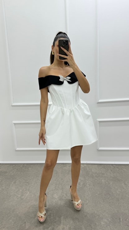 Beyaz Kayık Yaka Göğüs Detay Tasarım Elbise