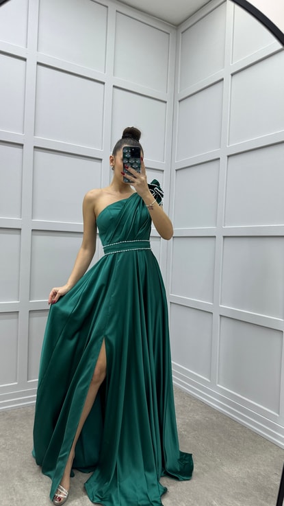 Zümrüt Yeşili Tek Omuz Volan Detay Drapeli Tasarım Saten Abiye Elbise