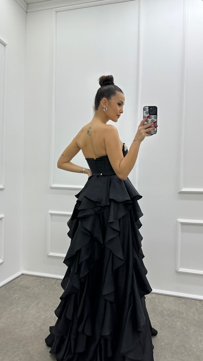 Siyah Straplez Göğüs Detay Volanlı Kemerli Tasarım Abiye Elbise