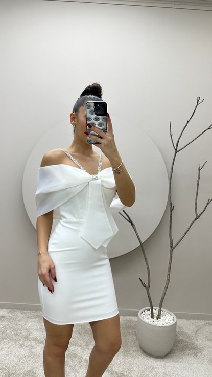 Beyaz Göğsü Fiyonk İp Askılı Tasarım Mini Elbise