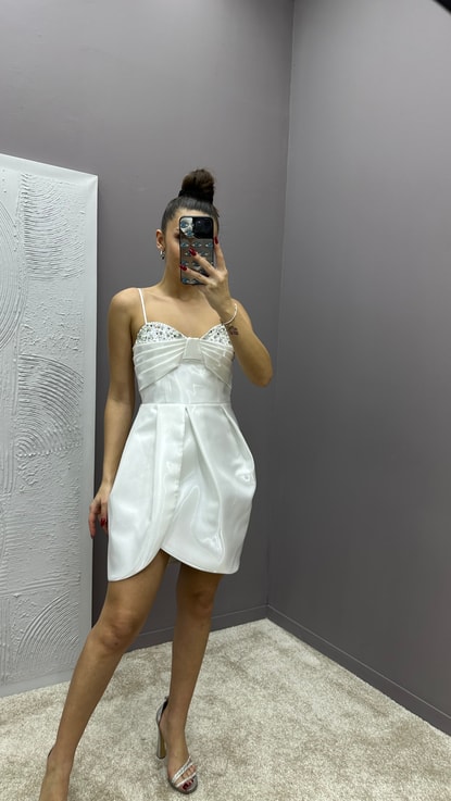 Beyaz Göğüs Detay Taşlı Tasarım Mini Elbise