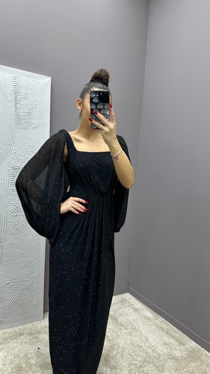 Siyah Kol Detay Puantiye İşlemeli Tasarım Elbise