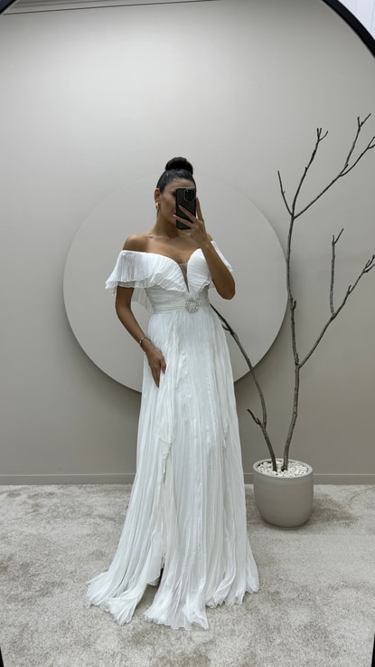 Beyaz İp Askılı Broşlu Tasarım Elbise
