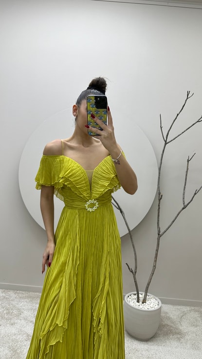 Sarı İp Askılı Broşlu Tasarım Elbise