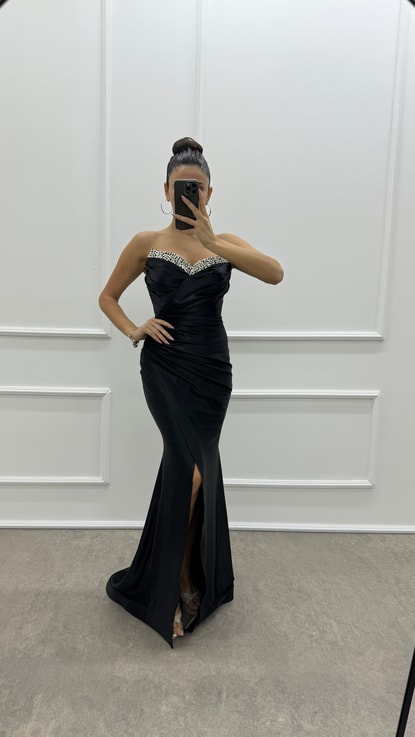 Siyah Straplez Göğsü Taşlı Tasarım Saten Elbise