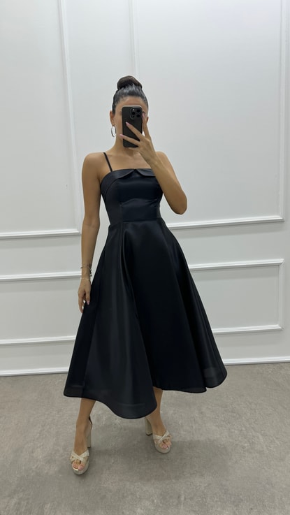 Siyah İp Askılı Kayık Yaka Tasarım Saten Elbise