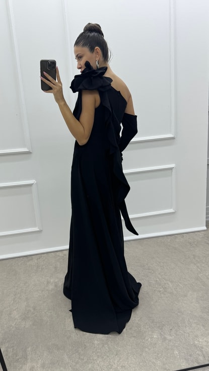 Siyah Omuzu Gül Volan Detay Tasarım Abiye Elbise