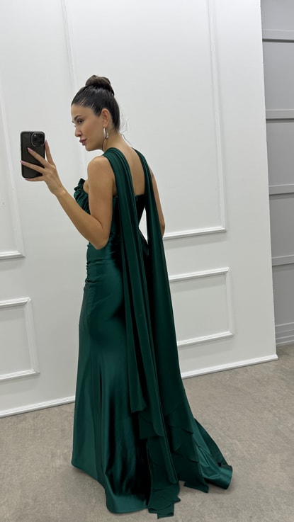 Zümrüt Yeşili Boyun Detay Pelerinli Tasarım Saten Abiye Elbise