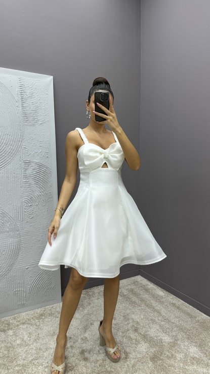 Beyaz Göğsü Fiyonk Tasarım Mini Saten Elbise