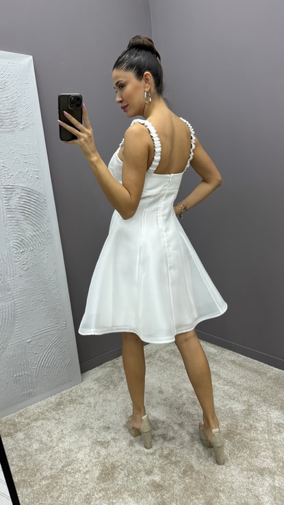 Beyaz Göğsü Fiyonk Tasarım Mini Saten Elbise