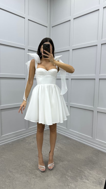 Beyaz Boyun Detay Eteği Pileli Tasarım Elbise