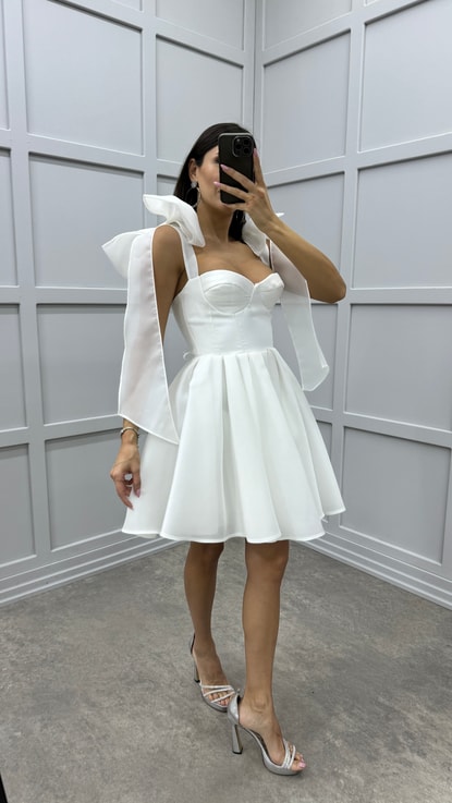 Beyaz Boyun Detay Eteği Pileli Tasarım Elbise