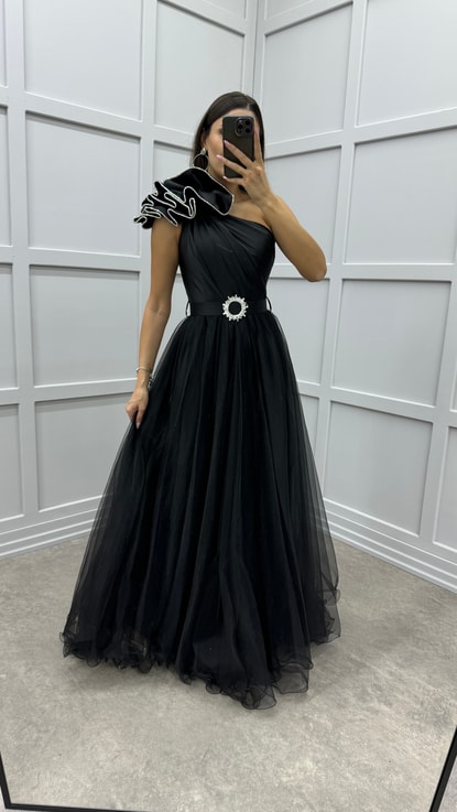 Siyah Omuzu Volan Detay Kemerli Tasarım Tül Abiye Elbise