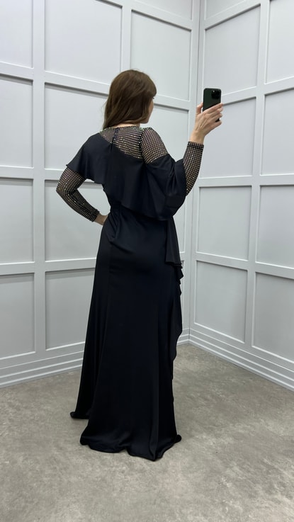 Siyah Asimetrik Kesim Göğsü Ve Beli Volanlı Tasarım Büyük Beden Elbise