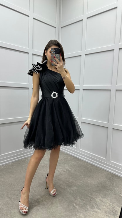 Siyah Omuzu Volan Detay Kemerli Tasarım Tül Elbise