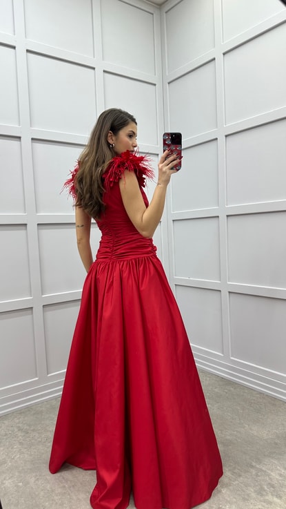 Kırmızı Göğsü Tüy Detay Tasarım Elbise