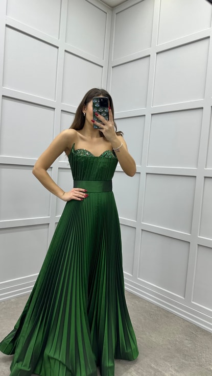Zümrüt Yeşili Straplez Göğsü İşlemeli Pliseli Tasarım Elbise
