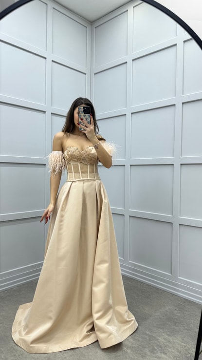 Bej Göğsü İşlemeli Transparan Detay Tüylü Tasarım Abiye Elbise