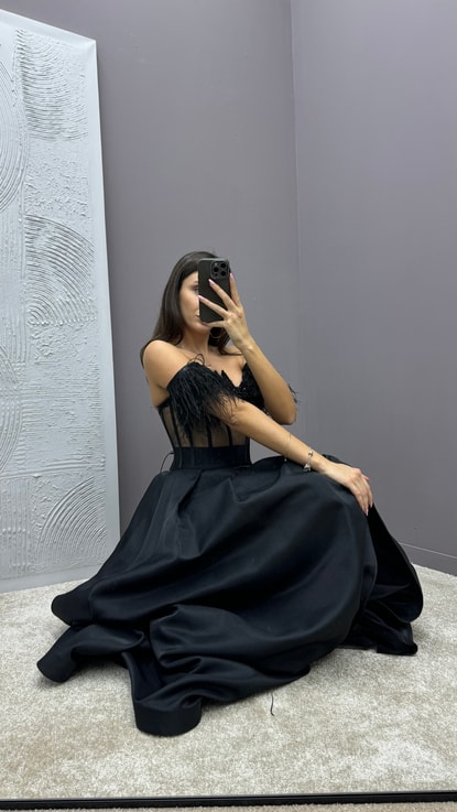 Siyah Göğsü İşlemeli Transparan Detay Tüylü Tasarım Abiye Elbise
