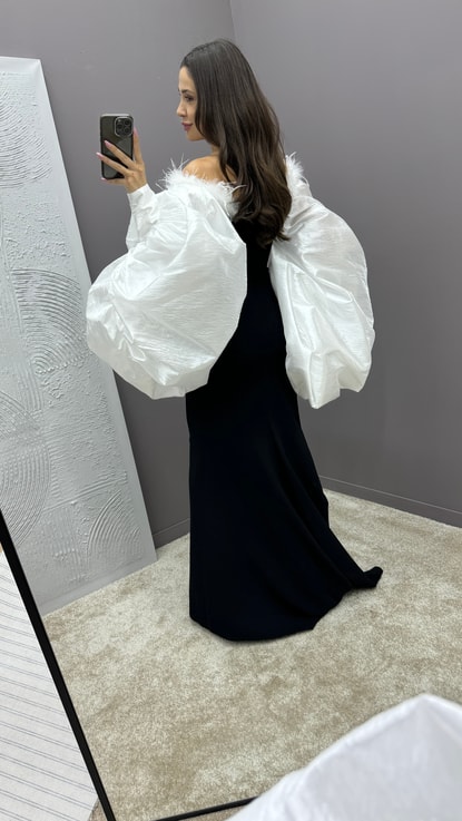 Beyaz Göğsü Taşlı Tüy Detay Yarasa Tasarım Abiye Elbise