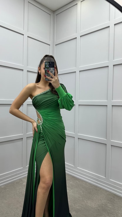 Zümrüt Yeşili Tek Kol Bel Detay Taş İşlemeli Tasarım Elbise