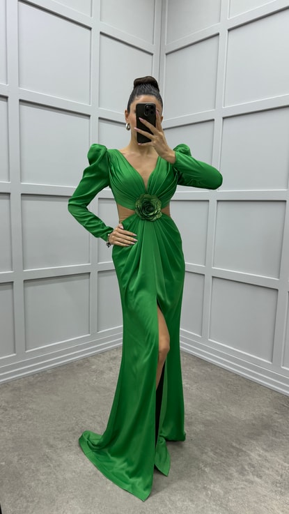 Zümrüt Yeşili Göğsü Pliseli Beli Transparan Detay Tasarım Saten Elbise