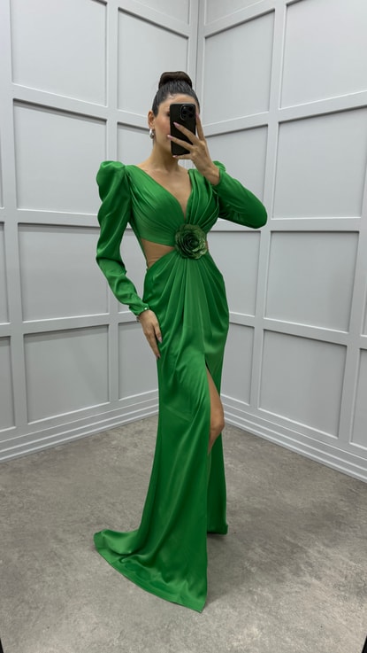 Zümrüt Yeşili Göğsü Pliseli Beli Transparan Detay Tasarım Saten Elbise