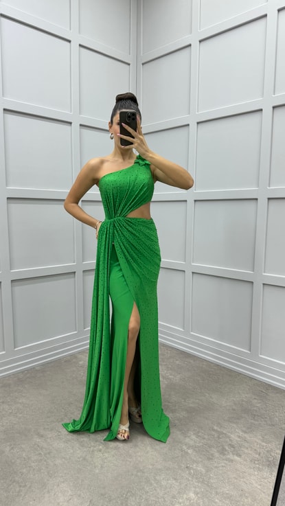 Zümrüt Yeşili Omuzu Gül Bel Detay Pliseli Tasarım Elbise