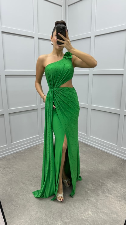 Zümrüt Yeşili Omuzu Gül Bel Detay Pliseli Tasarım Elbise