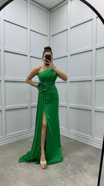 Zümrüt Yeşili Straplez Gül Detay Pliseli Tasarım Abiye Elbise