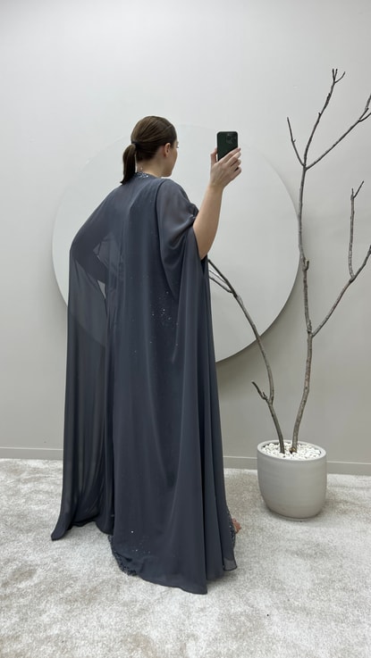 Antrasit Bel Detay Pelerinli İşlemeli Büyük Beden Tasarım Abiye Elbise