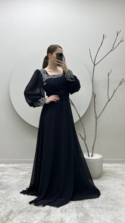 Siyah Balon Kol Göğsü Ve Kolları İşlemeli Büyük Beden Tasarım Elbise