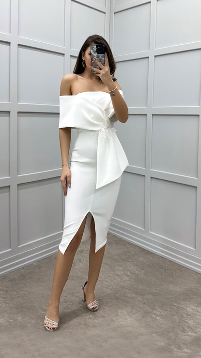 Beyaz Straplez Bel Detay Tüylü Tasarım Midi Elbise
