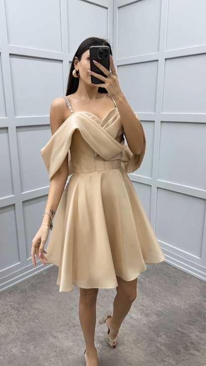 Bej Göğsü Çapraz Pileli Tasarım Mini Elbise