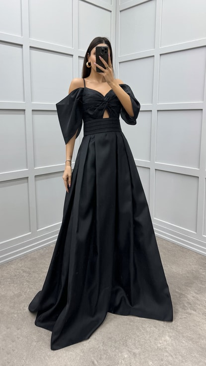 Siyah Göğüs Detay Pileli Tasarım Elbise