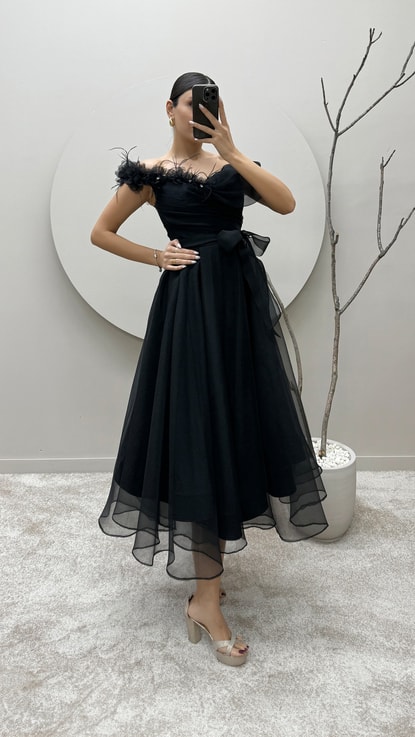 Siyah Omuz Detay Tüylü Tasarım Elbise