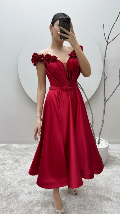 Kırmızı Omuzları Gül Detay Kemerli Tasarım Elbise
