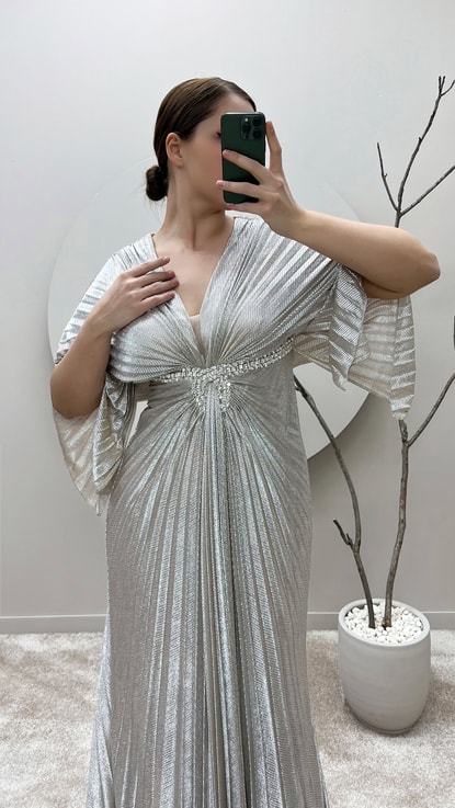Gümüş Bel Detay Taşlı Pliseli Büyük Beden Tasarım Elbise