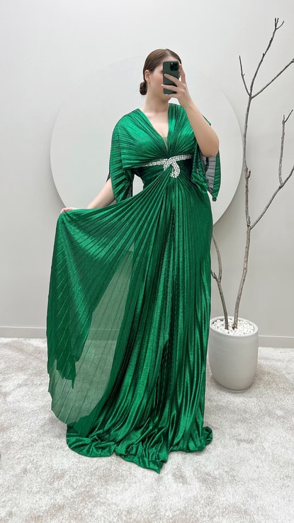 Zümrüt Yeşil Bel Detay Taşlı Pliseli Büyük Beden Tasarım Elbise