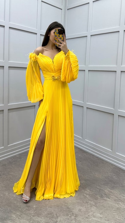 Sarı Omuzları Tüy Detay Balon Kol Pliseli Tasarım Elbise
