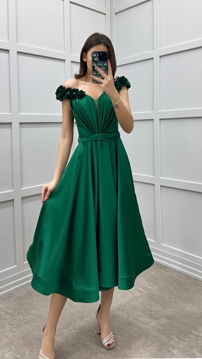 Zümrüt Yeşili Omuzları Gül Detay Kemerli Tasarım Elbise