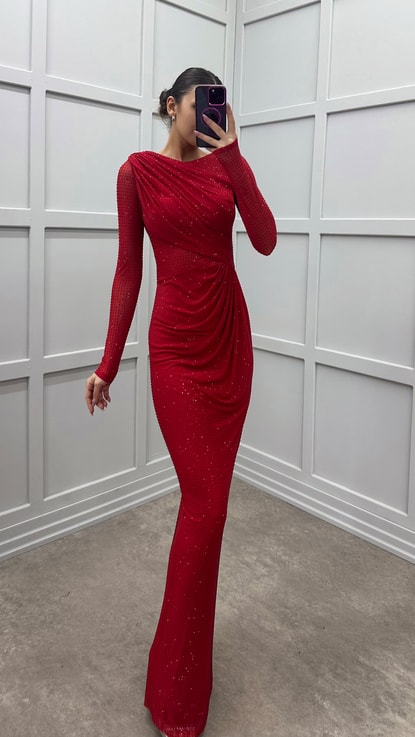 Kırmızı Puantiye İşlemeli Göğüs Detay Tasarım Elbise
