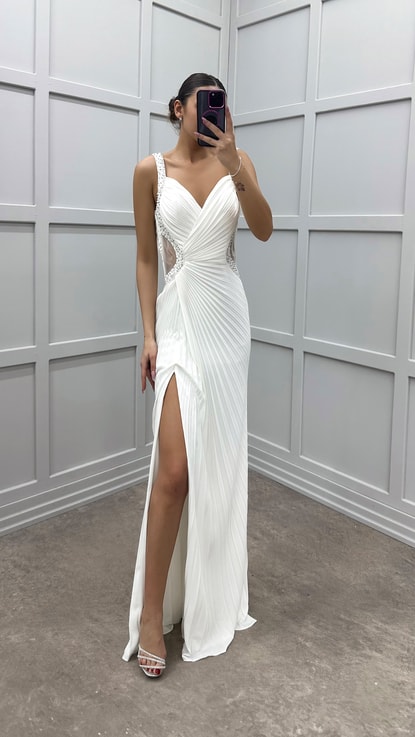 Beyaz Bel Detay İşlemeli Pliseli Tasarım Elbise