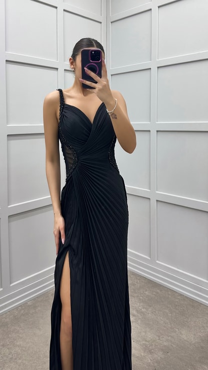 Siyah Bel Detay İşlemeli Pliseli Tasarım Elbise