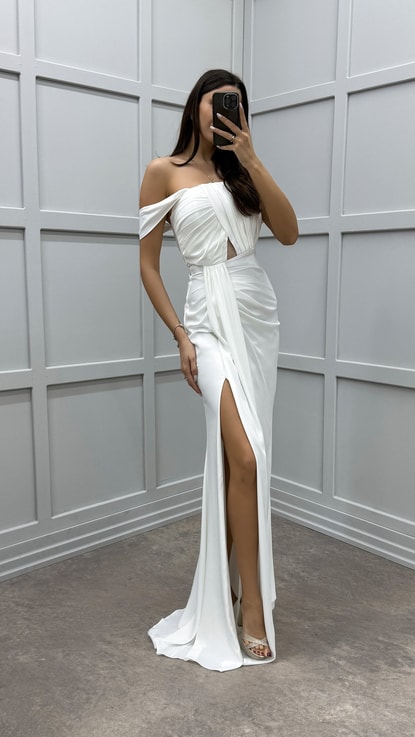 Beyaz Göğüs Detay Tasarım Saten Abiye Elbise