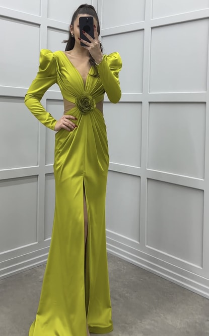 Sarı Göğsü Piliseli Beli Transparan Detay Tasarım Saten Elbise