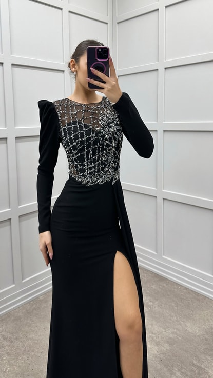 Siyah Göğsü İşlemeli Transparan Tasarım Elbise