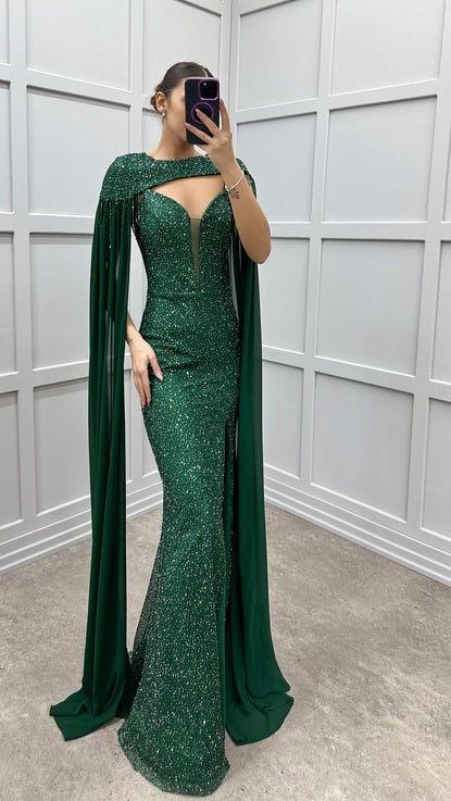Zümrüt Yeşili Boyun Detay Pelerinli Tasarım Payet Abiye Elbise