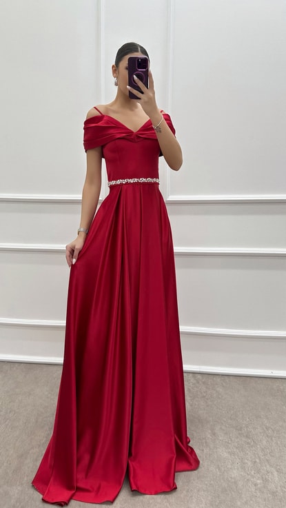 Kırmızı Göğüs Detay Beli Taşlı Tasarım Saten Abiye Elbise
